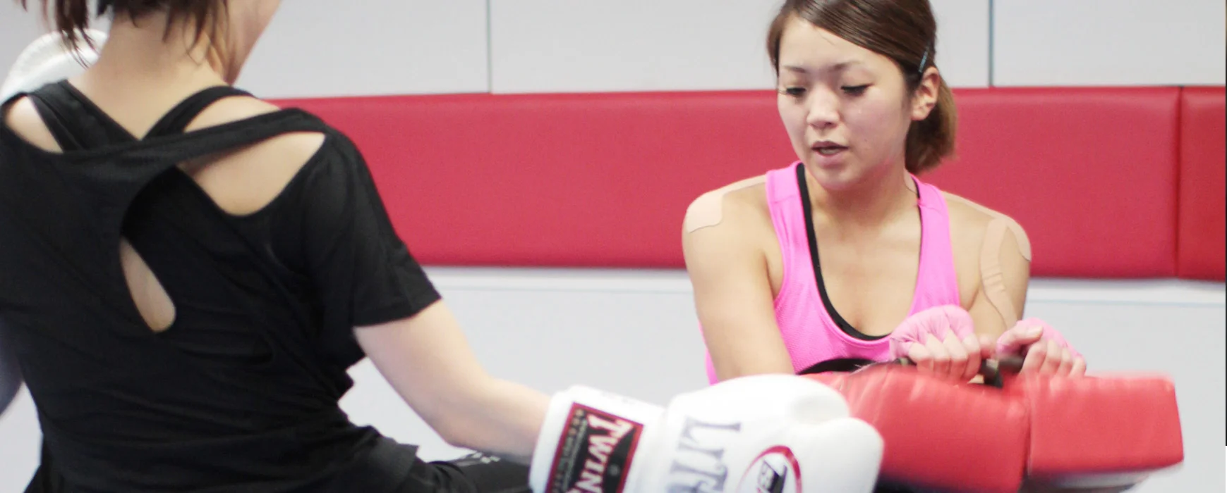 ガールズクラス - 女性の格闘技練習風景